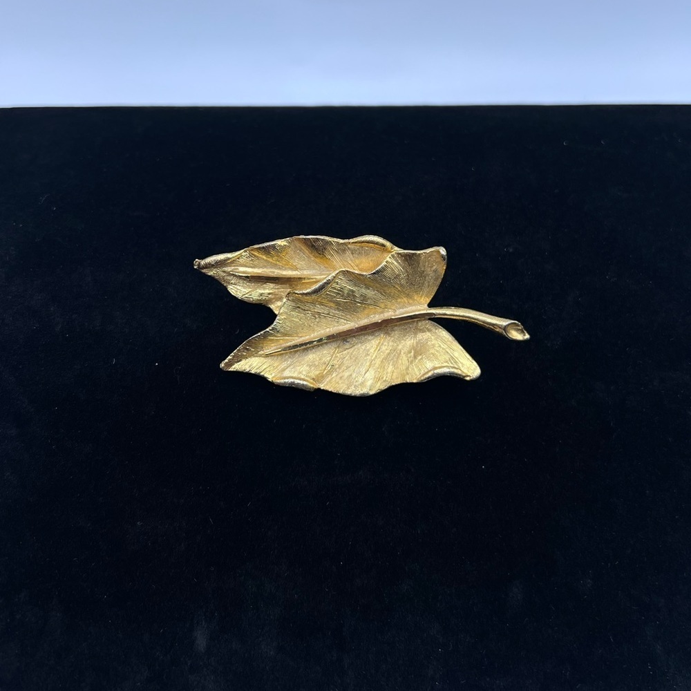 Vintage Signed BSK Gold Tone Textured Leaf Brooch Pin